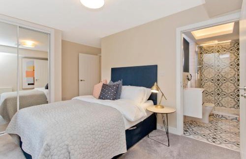 Bonnington Apartment | Modern City Centre 2 Bedroom 2 Bathroom Apartments, Main Door Ground with Private Parking