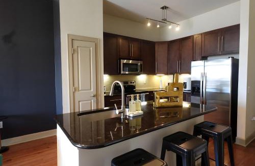Montrose Apartment | Modern City Loft Cozy 1BR & Free Parking