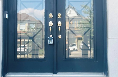 East Gwillimbury House | Modern, Clean place, Free Parking, Quiet Area, New! Super Clean Stay, Near Parks