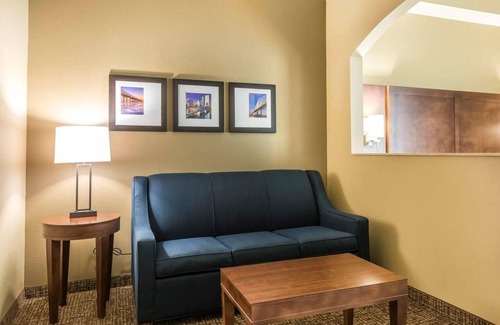 Southside Hotel | Modern Comfort Close to St. Johns River & Local Attractions! W/Outdoor Pool!