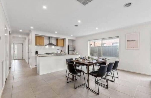 Tarneit House | Modern Comfort in Tarneit-Spacious 4BR Home