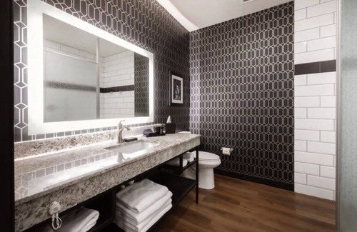 Parker Hotel | Modern Comfort Near Arts, Nature, & Dining in Charming Parker