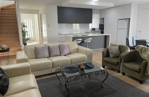 Thomastown House | Modern Comfortable Home, close to transport, 17k CBD