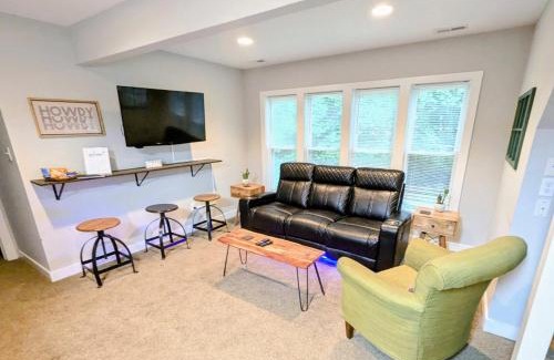 North Chesterfield House | Modern Comforts, Classic Charm: Neighborhood Gem