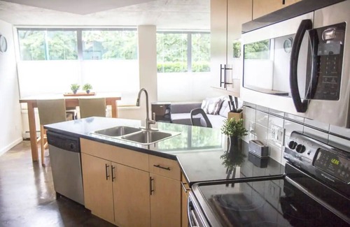 Strathcona Condo | Modern concrete condo - central, 2 blocks to the metro skytrain and seawall