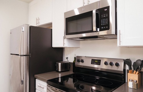 Westlake Village Condo | Modern Condo Near Malibu w/ King Bed, Gym, Hot Tub