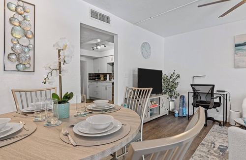 Pineapple Grove Arts District Apartment | Modern Condo Walk to Restaurants & Shops, Bike to Beach, Beach Chairs & Bikes