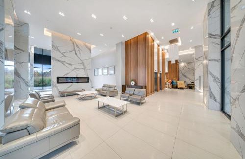 Humber Bay Shores Apartment | Modern Condo with Balcony, Gym and Free Parking