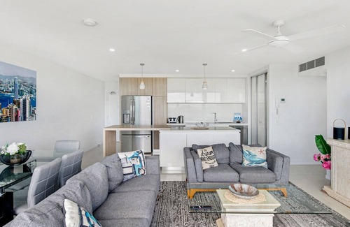 Southport Apartment | Modern Contemporary Southport Apartment - CoastHM