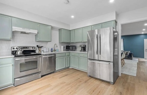 Lake Ridge House | Modern & Contemporary Lake Ridge Townhouse w/Deck