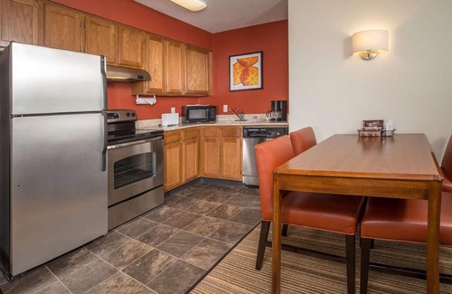 Charleston Apartment | Modern Convenience Meets Comfort in Charleston! Pool, Pets are Allowed Here
