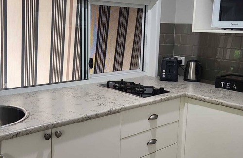 Indooroopilly Apartment | Modern, cosy, self-contained studio flat within a family home