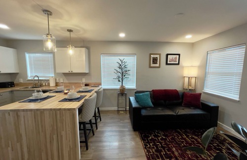 North Aurora House | Modern Cottage near Hospital