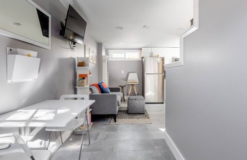 Oakland House | Modern cottage with full kitchen & private patio.Close to great hiking trails!