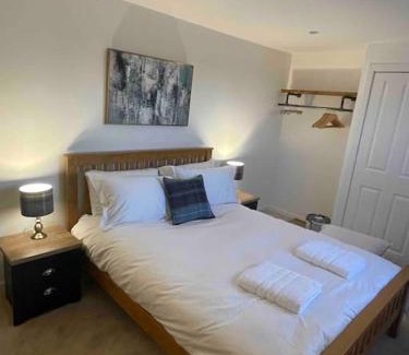 Kirkcudbright Apartment | Modern cottage with hot tub