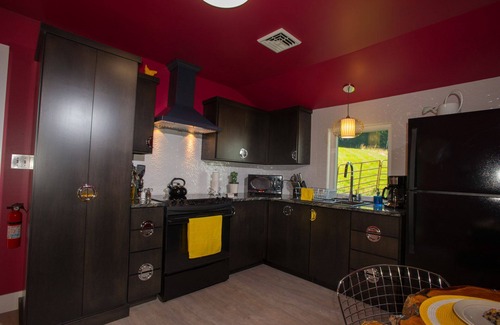 Columbia Cottage | Modern country cottage that is dog friendly with a fenced-in yard.