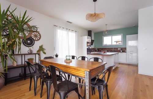 Tarabel House | Modern country house - sleeps 8/10 - heated pool
