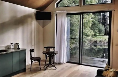 Mount Macedon Apartment | Modern country retreat, a great place to relax & enjoy the Mount