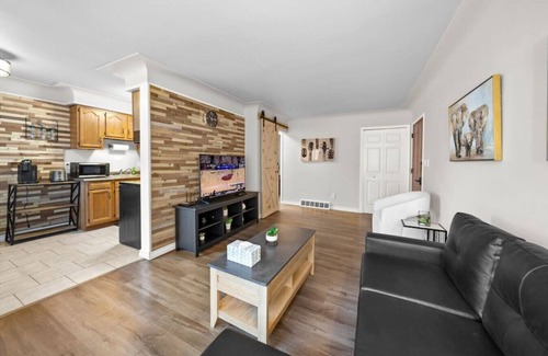 Shelby Township Apartment | Modern Cozy 1 Bedroom Apartment in Shelby Township