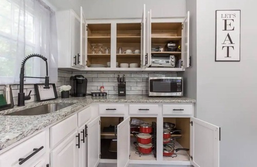 Center House | Modern & Cozy Cape | 4 Bedroom House | Central Location