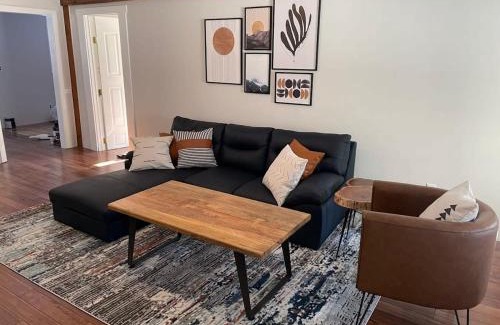 Center Conway House | Modern & Cozy Getaway House near Conway lake - Pet Friendly