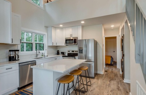 Tracy City Cabin | Modern cozy lakeview retreat for 6 close to hiking, Sewanee, and the Caverns