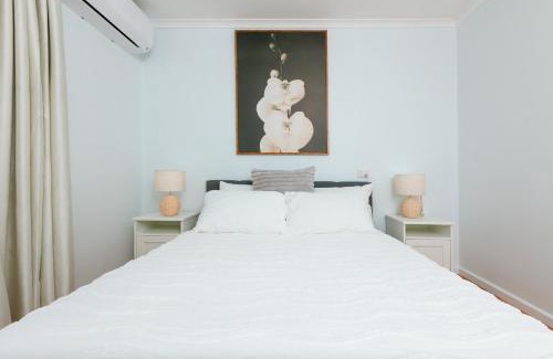 Paradise Villa | Modern Cozy Retreat-4Bedroom, Full Kitchen, Coffee Machine, Cot, Pets allowed-Fully Fenced,FreeWifi, Netflix, 2TV