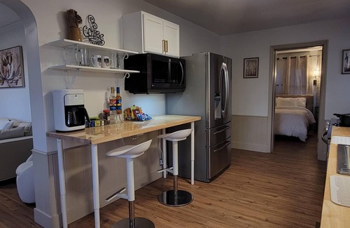 Roselawn Finance House | Modern Cozy Retreat: 2 King, 1 Queen, PS5, & Sunroom