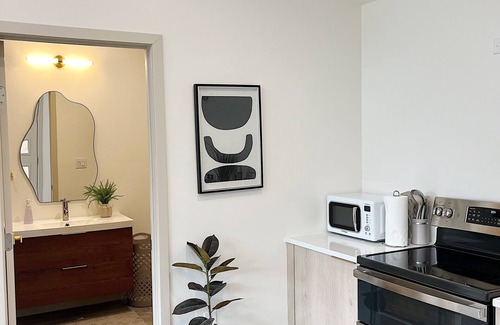 Wichita House | Modern & Cozy Studio W/Large Shower & WasherDryer