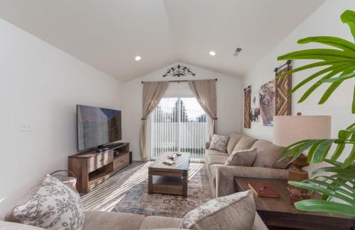 Spokane Valley House | Modern Decor & Style KING bed Wifi with Garage