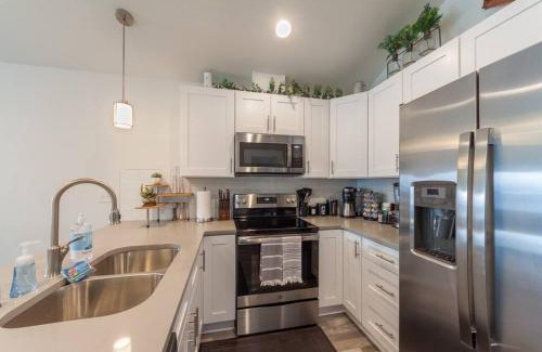 Spokane Valley House | Modern Decor & Style KING bed Wifi with Garage