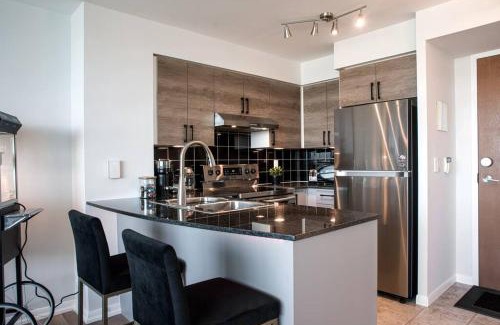 Fort York Apartment | Modern Downtown Condo Free Parking Pool Balcony Walk to Lake