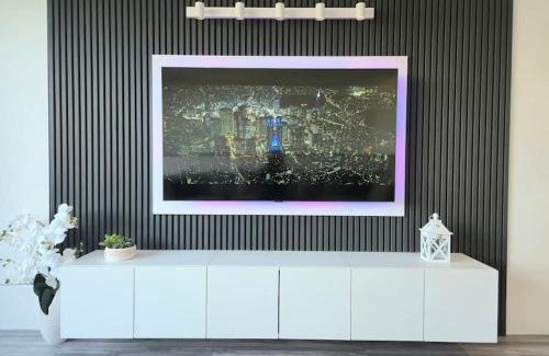 Bradford Apartment | Modern Duplex Penthouse Panoramic Views & Parking