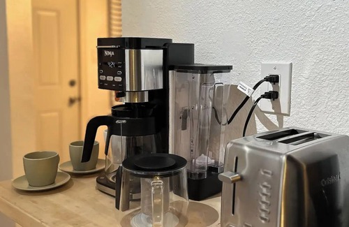 Grant Hill House | Modern Eclectic 1BR by Downtown, Airport & More