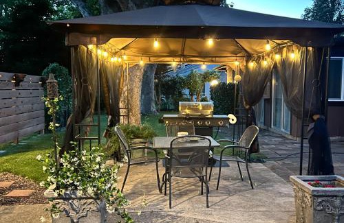 Cascade House | Modern Entertainment Getaway Off Sacramento River!