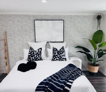 Melton West House | Modern Escape with Open Yard