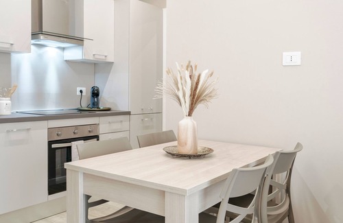 Sant'Eufemia Apartment | [Modern Essence] Design & Quietness