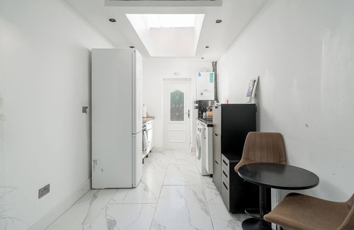 Hatfield Apartment | Modern Family-Friendly 4 Bedroom Apartmentn-Sleeps 11 in Style
