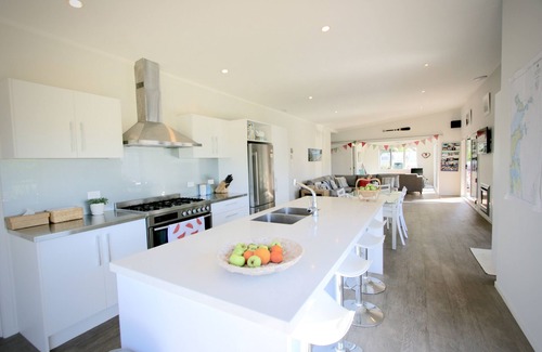 Kuaotunu House | Modern, Family Friendly Beach Bach - Kuaotunu (BYO LINEN)
