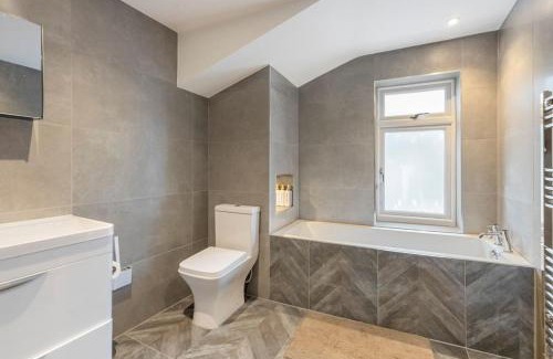 Waltham Abbey Apartment | Modern Family Home Waltham Abbey Free Parking
