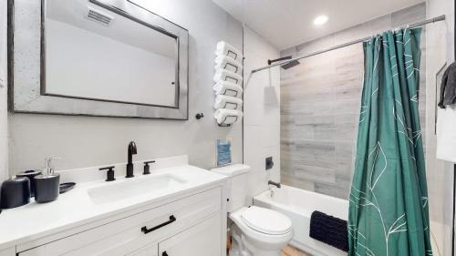 Jewell Heights - Hoffman Heights House | Modern Family Home with Three King Beds Near VA & Anschutz