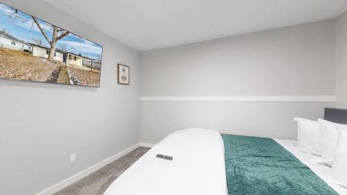 Jewell Heights - Hoffman Heights House | Modern Family Home with Three King Beds Near VA & Anschutz