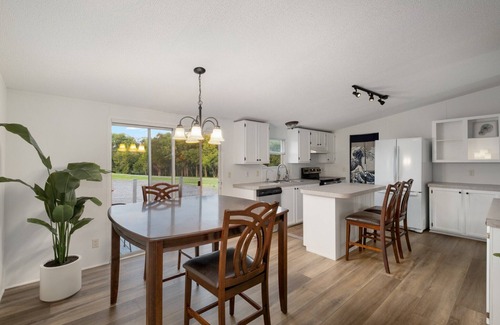 Shelbyville House | Modern, Farmhouse Experience-From our Farm to your Table -family& pet friendly