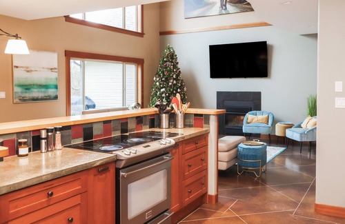 Central Saanich Other | Modern Farmhouse (Lower Floor only) with Hot Tub and Games Room
