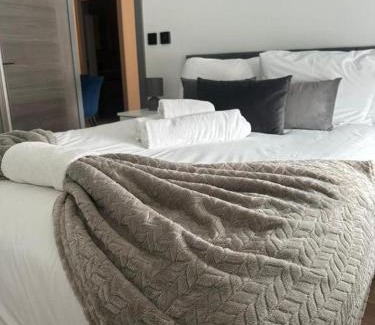 West Finchley Apartment | Modern Finchley 2BR Sleeps 6