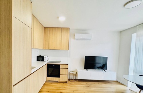 Peres Apartment | Modern Flat with Free Parking 10mins on bus to City Centre 1min walk to Bus stop