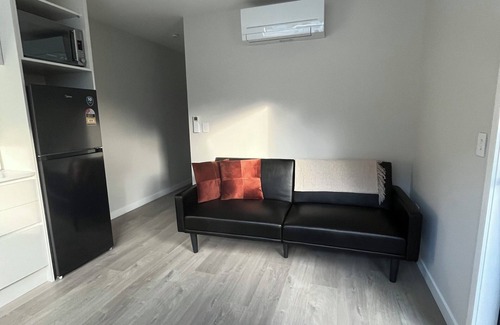 Kawarau Falls Apartment | Modern Flat with Mountain Views in Queenstown