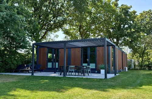 Maasbree House | Modern forest retreat with 4 bedrooms and 3 bathrooms – ideal for family holidays or group getaways in North Limburg nature.