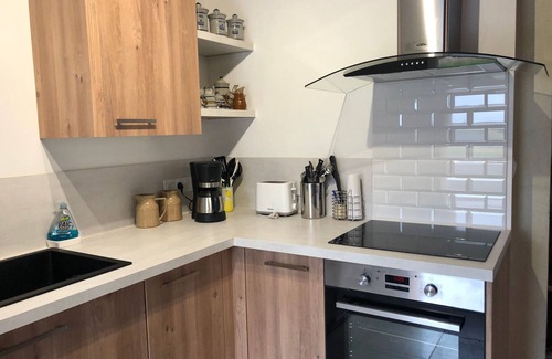 Ecommoy Cottage | Modern Gîte near Le Mans: Garden, Wi-Fi, 4 Bedrooms, 3 Baths, Accessible, Ideal for Professionals