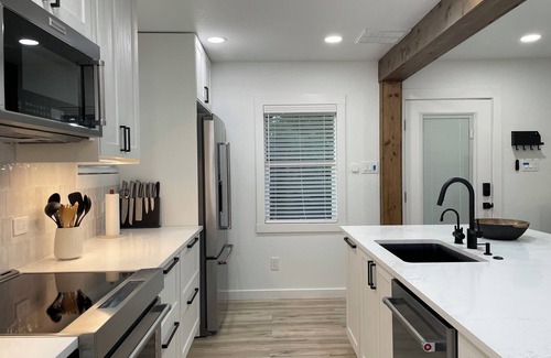 Georgetown Apartment | Modern Garage Apartment in the Heart of Downtown Georgetown